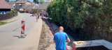 Fotografie z instalace nové lávky v ulici Týnská a průběhu stavby
