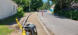 Fotografie z instalace nové lávky v ulici Týnská a průběhu stavby