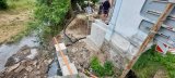 Fotografie z instalace nové lávky v ulici Týnská a průběhu stavby