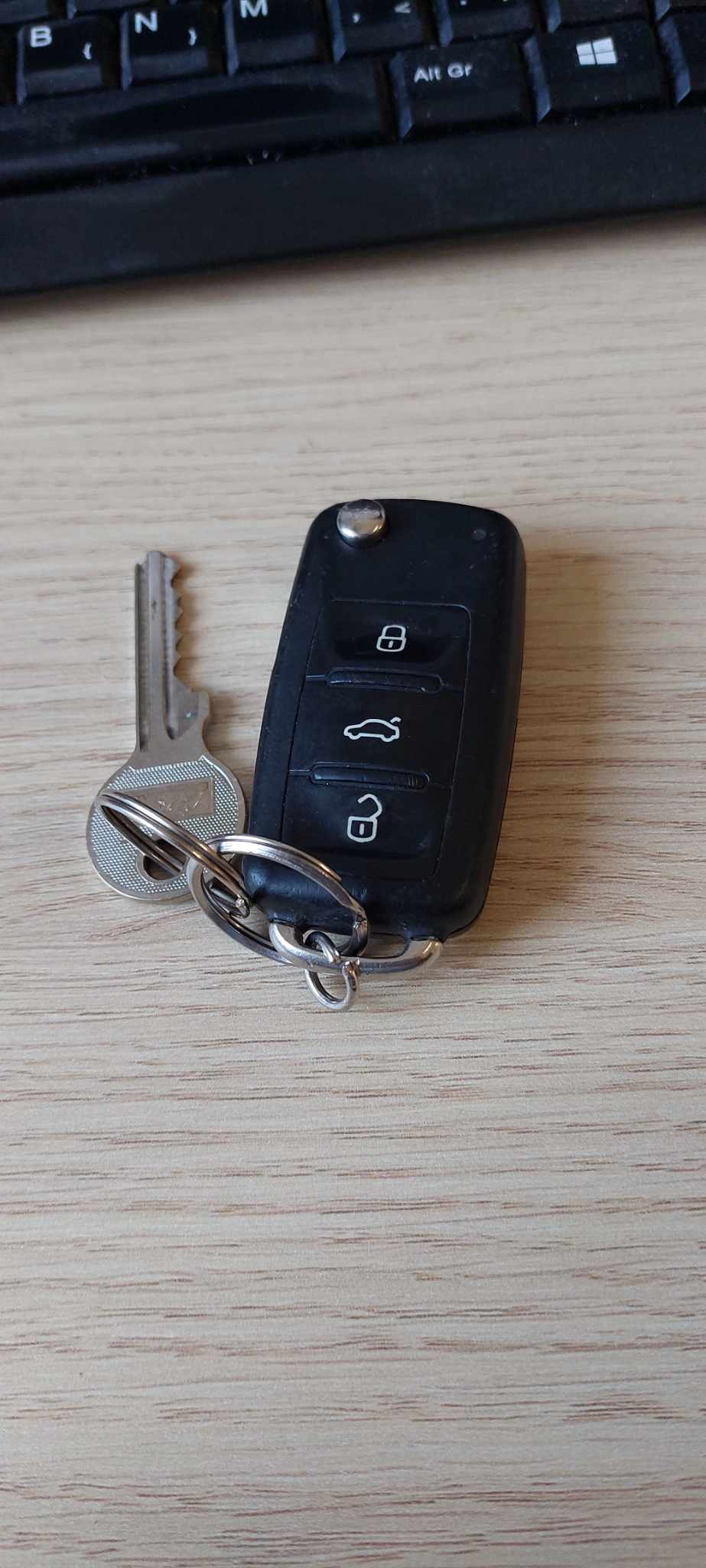 Nalezeny klíče od automobilu - ve vyváženém plastu/papíru.