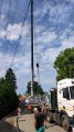 Fotografie z instalace nové lávky v ulici Týnská a průběhu stavby