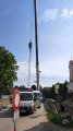 Fotografie z instalace nové lávky v ulici Týnská a průběhu stavby
