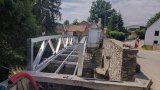 Fotografie z instalace nové lávky v ulici Týnská a průběhu stavby