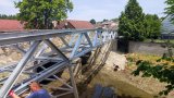 Fotografie z instalace nové lávky v ulici Týnská a průběhu stavby